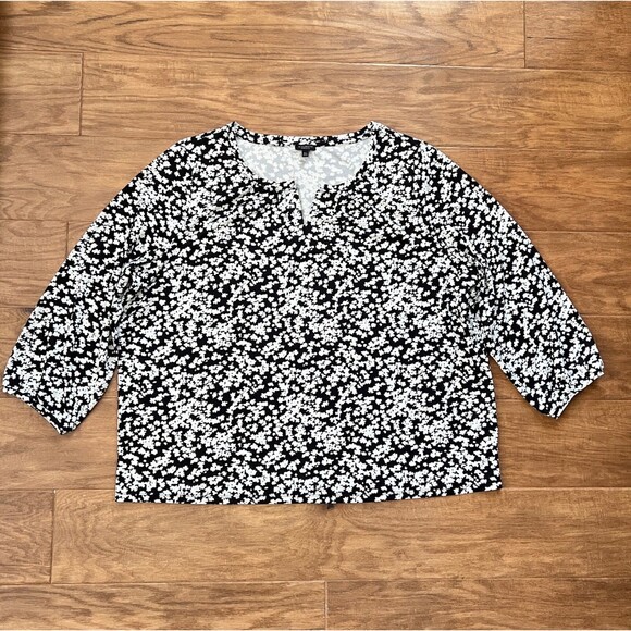Talbots Woman Petites Top Size 3XP Black/White Floral Print Split Neck - Picture 1 of 7